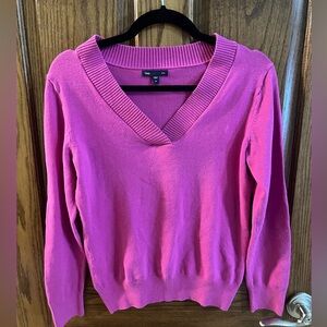 Women’s V-Neck Gap Sweater in Magenta
